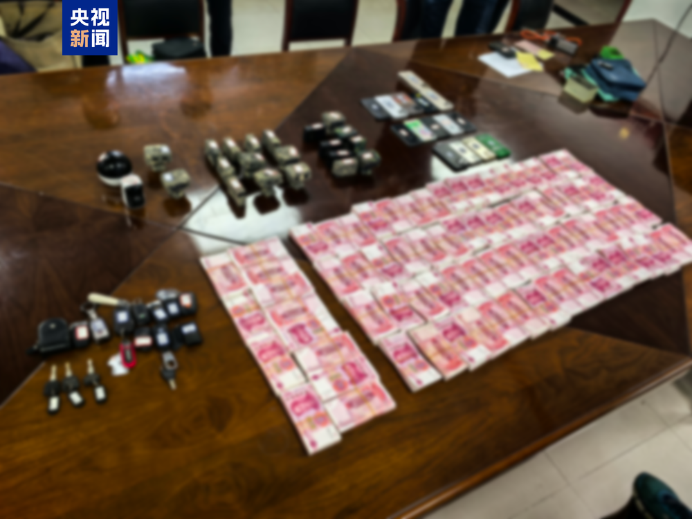 Tiền và tang vật thu giữ trong vụ án. Ảnh CCTV