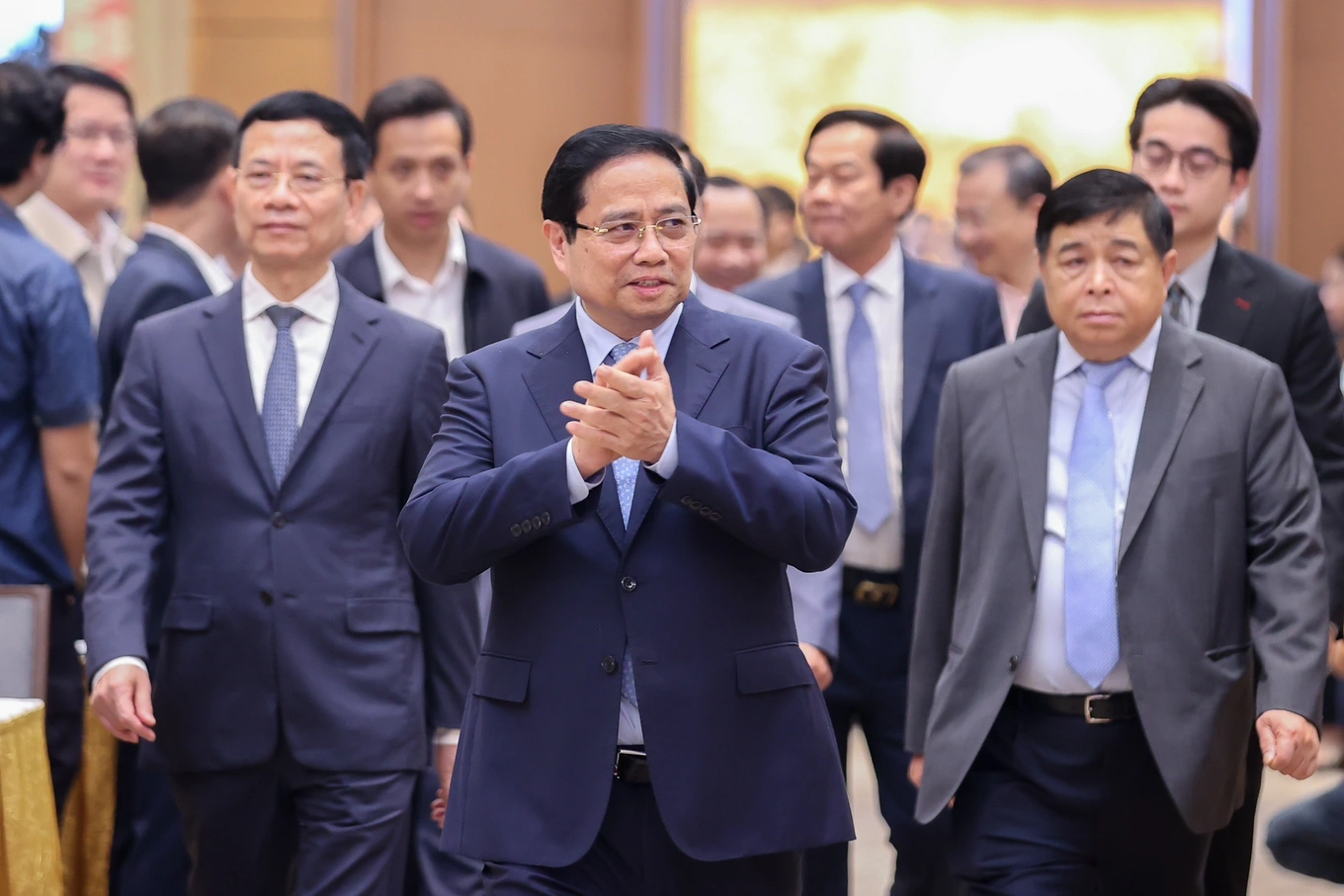 Thủ tướng Phạm Minh Chính cùng các đại biểu tham dự Diễn đàn quốc gia phát triển Kinh tế số và xã hội số lần thứ 3.