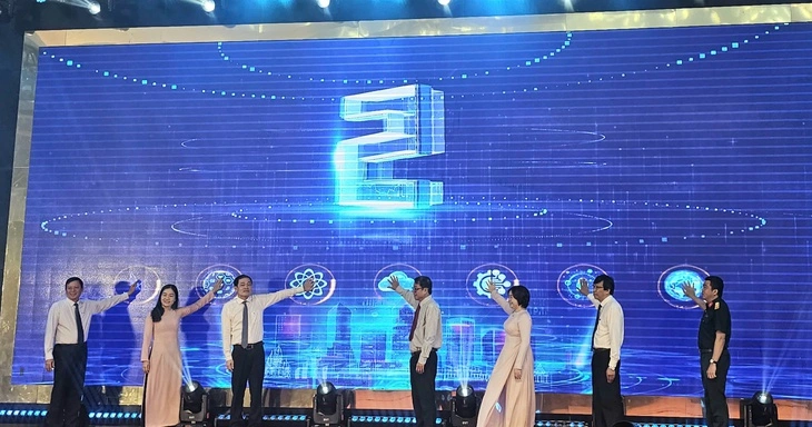 Các đại biểu thực hiện nghi thức phát động Tuần lễ CASTID 2025 tại TP Cần Thơ.