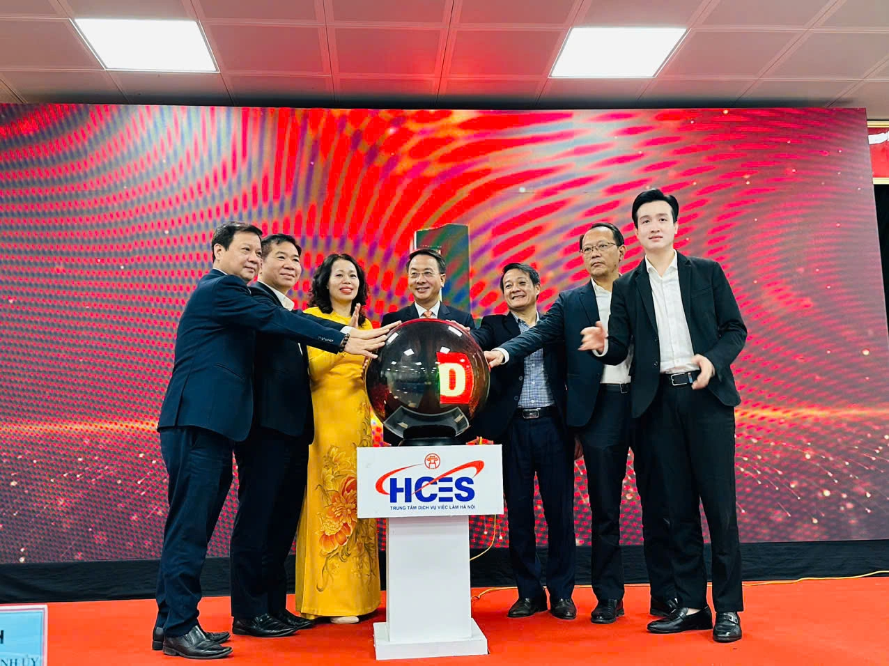 Các đại biểu thực hiện nghi thức khai trương Cổng thông tin việc làm thành phố Hà Nội.