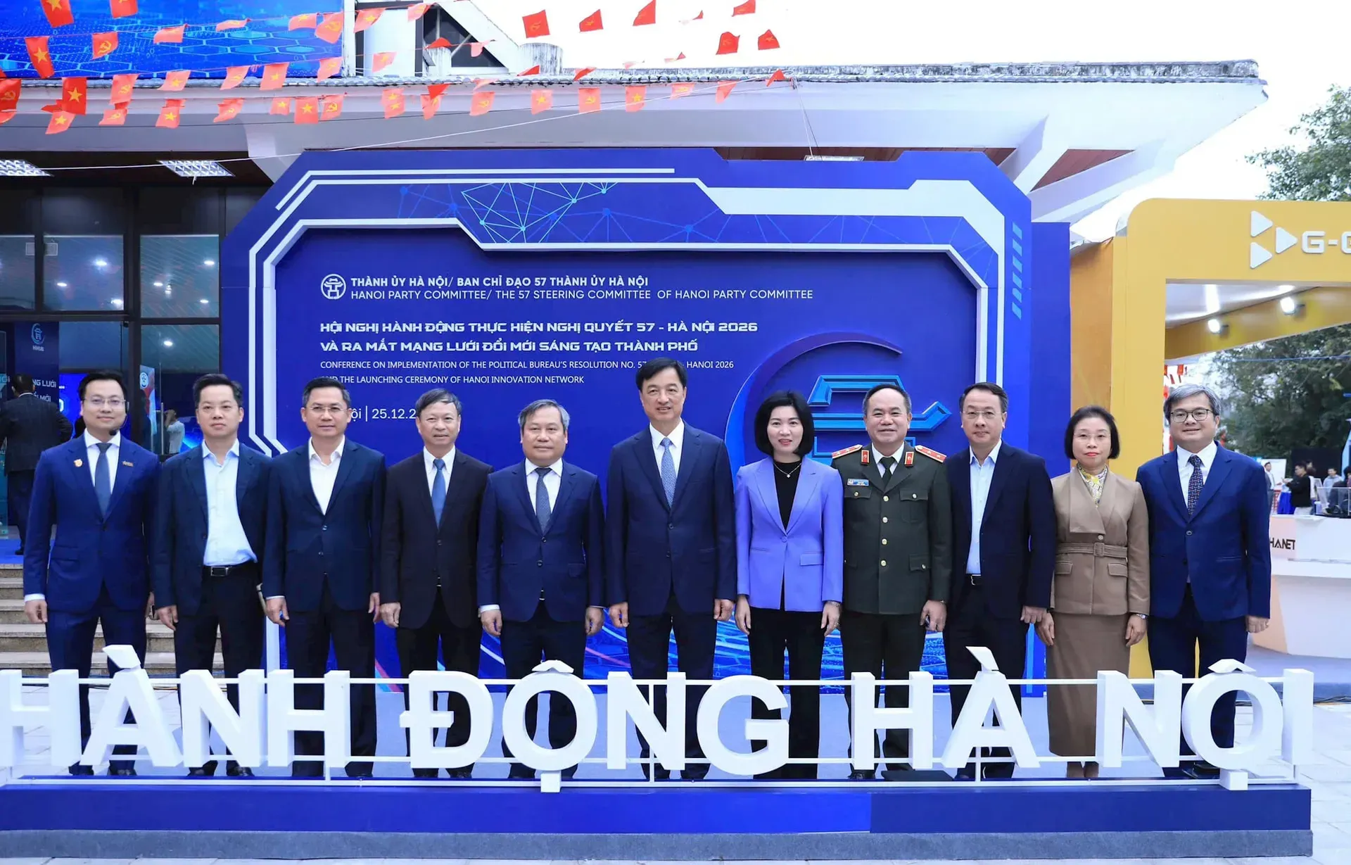 Các đồng chí lãnh đạo Thành phố Hà Nội tham dự Hội nghị tại điểm cầu Thủ đô sáng 25/12.