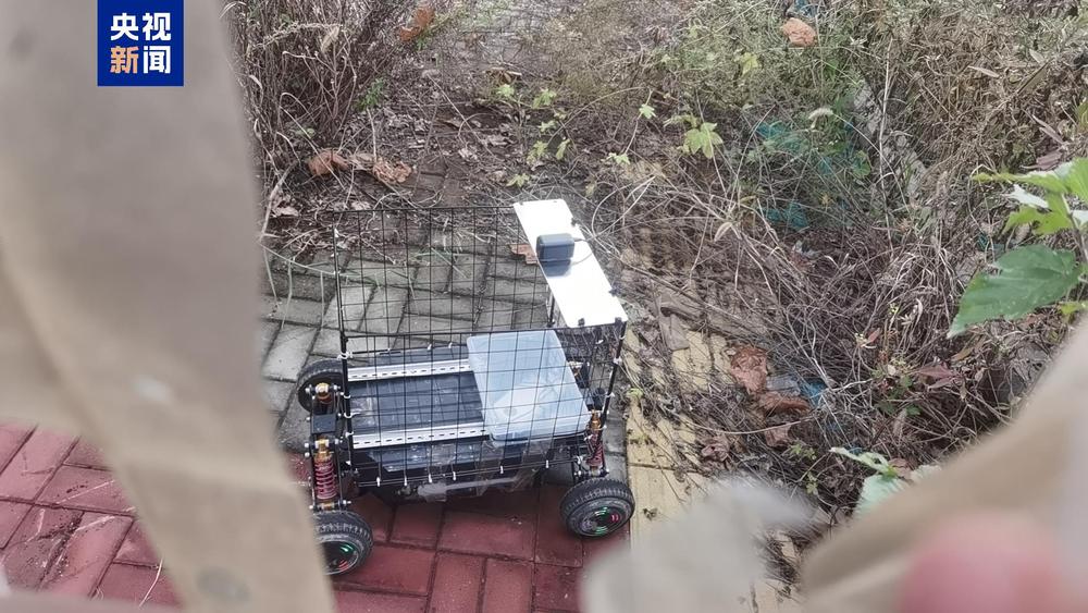 Xe tự hành điều khiển từ xa chở tiền. Ảnh CCTV