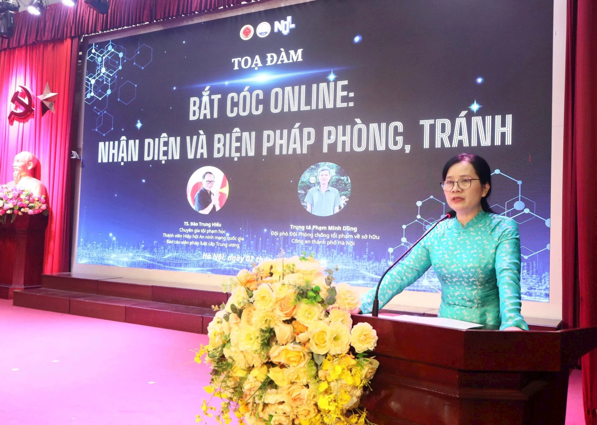 TS. Vũ Thị Thu Quyên, Trưởng Khoa Nhà nước và Pháp luật, Học viện Báo chí và Tuyên truyền phát biểu đề dẫn tọa đàm.