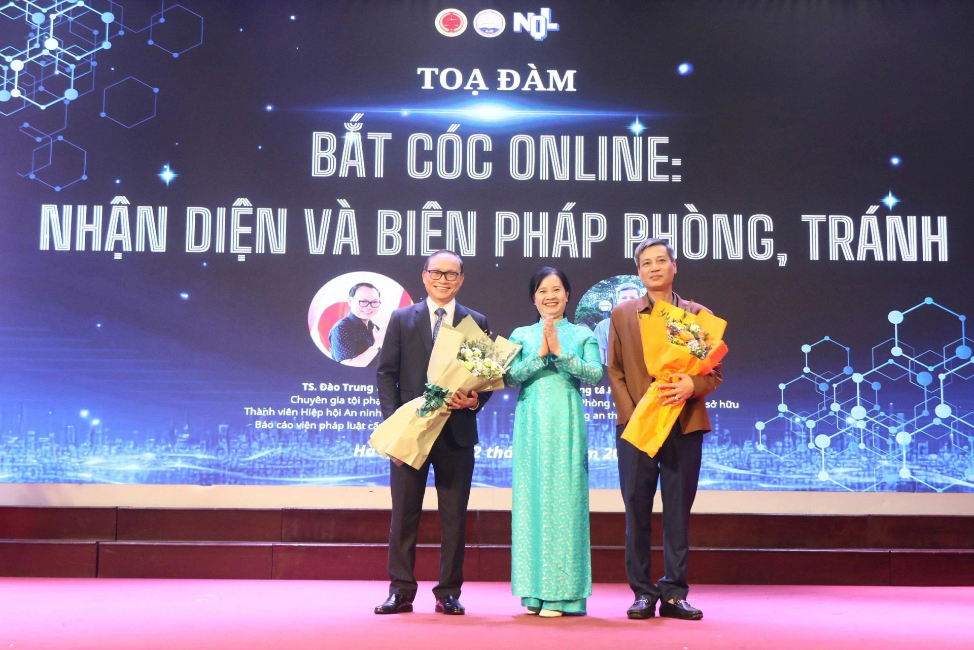 TS. Vũ Thị Thu Quyên tặng hoa cho các khách mời tham dự tọa đàm