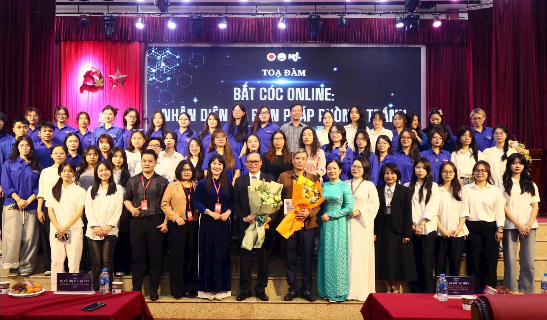 Các khách mời cùng giảng viên, sinh viên chụp ảnh lưu niệm tại tọa đàm.
