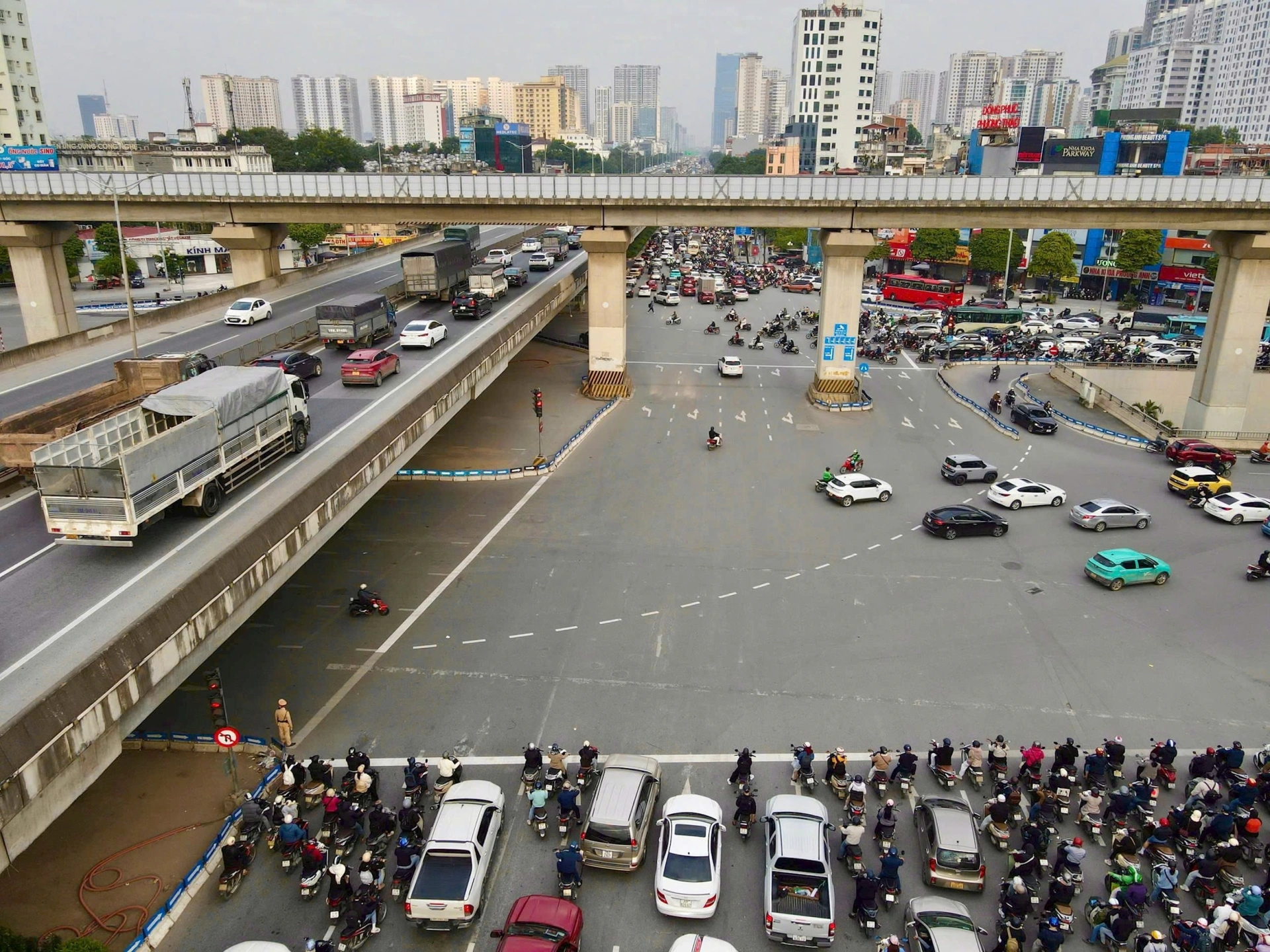 Hình ảnh hàng phương tiện dừng chờ đèn đỏ ngay ngắn trên đường Nguyễn Xiển. Ảnh: Trần Tiến.