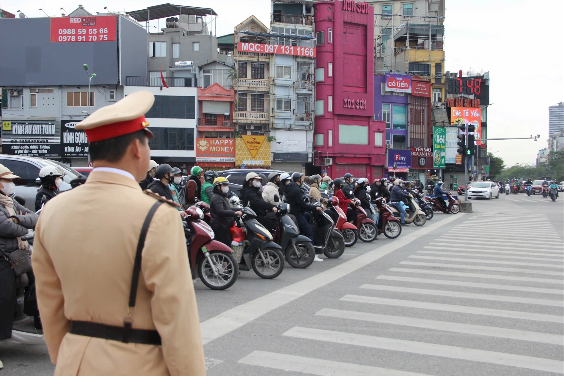 Hình ảnh ghi nhận trong giờ cao điểm sáng 15/12 tại nút giao Ô Chợ Dừa. 