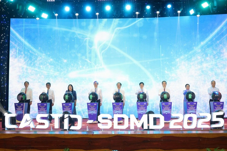 Lãnh đạo Trung ương và TP. Cần Thơ thực hiện nghi thức ấn nút khai mạc Tuần lễ Khoa học công nghệ, đổi mới sáng tạo và chuyển đổi số năm 2025.