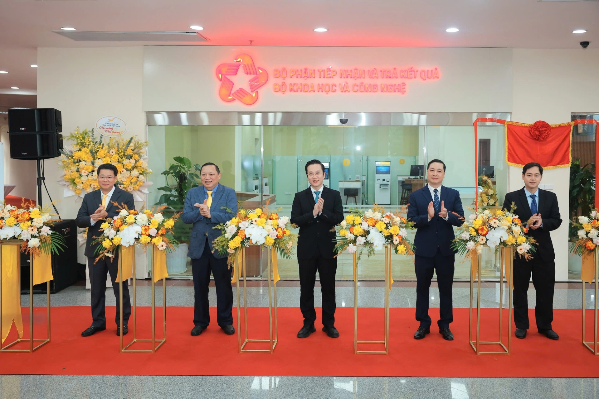 Bộ Khoa học và Công nghệ khai trương Bộ phận Một cửa tập trung, hiện đại tại trụ sở Bộ (113 Trần Duy Hưng, Hà Nội).