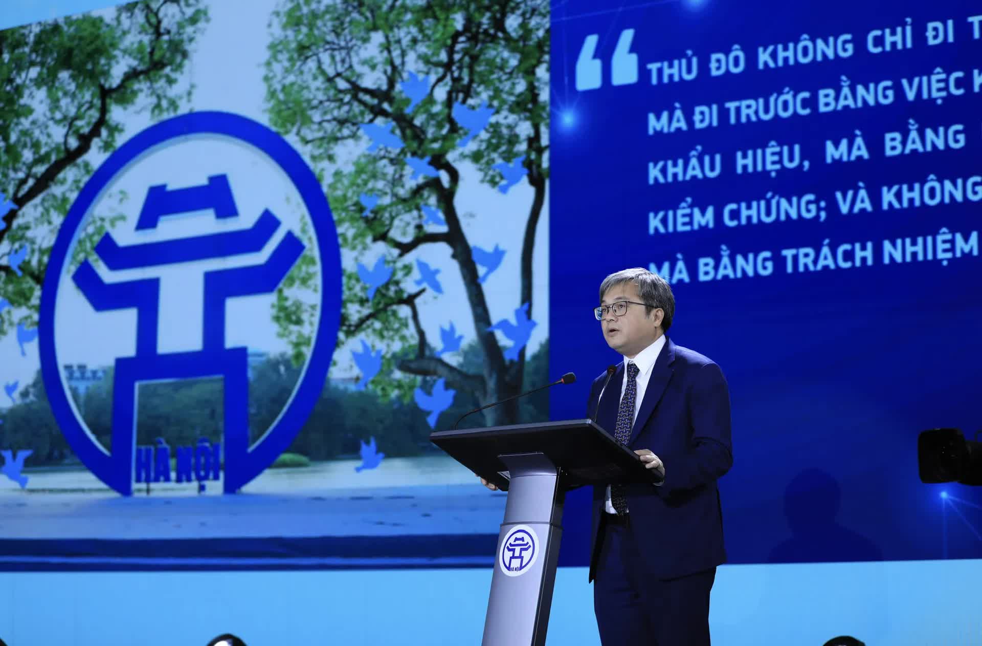 Phó Chủ tịch UBND Thành phố Trương Việt Dũng trình bày tham luận về tinh thần đi trước, làm trước của Hà Nội.