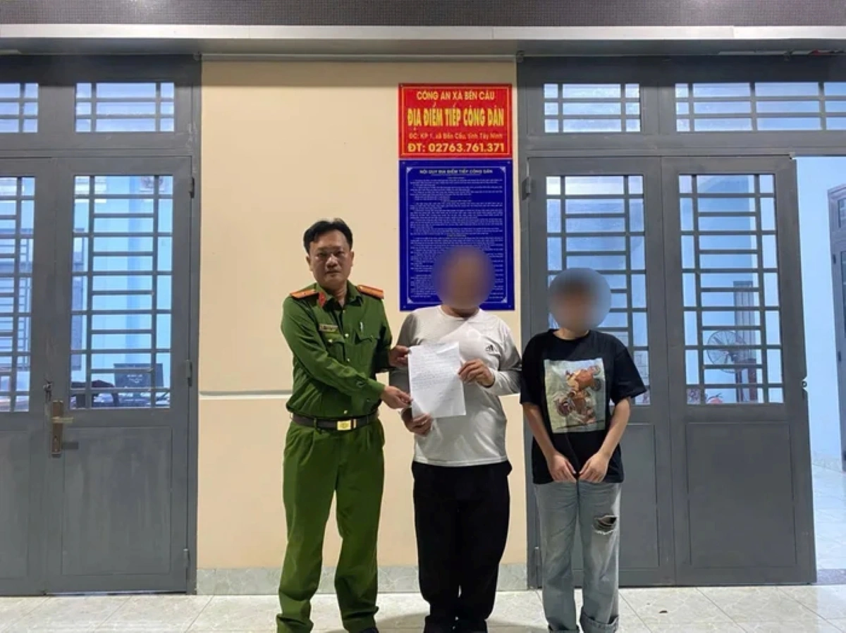 Công an xã Bến Cầu bàn giao em P cho gia đình.